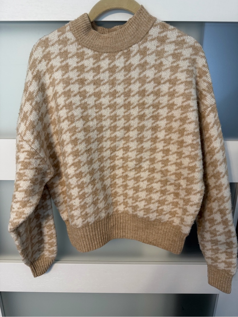 H&M Beige and Cream Houndstooth Crewneck Sweater